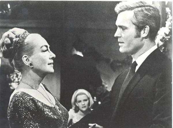 Scena del film "Il cerchio di sangue" - regia Jim O'Connolly - 1967 - attori Joan Crawford e Ty Hardin