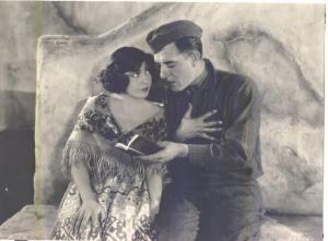 Scena del film "La grande parata" - regia King Vidor - 1925 - attori John Gilbert e Renée Adorée