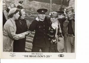Scena del film "The Brave Don't Cry" - regia Philip Leacock - 1952