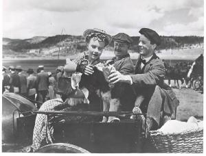 Scena del film "L'amante sconosciuto" - regia Nunnally Johnson - 1954 - attori Peggy Ann Garner e Reginald Gardiner