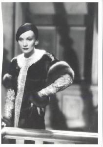 Scena del film "Venere bionda" - regia Josef von Sternberg - 1932 - attrice Marlene Dietrich