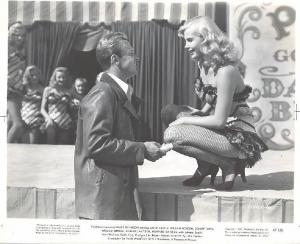 Scena del film "Bagliori a mezzogiorno" - regia John Farrow - 1947 - attori William Holden e Jean Wallace