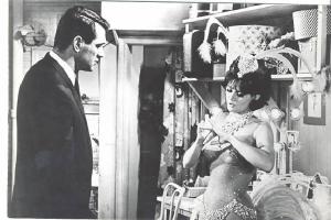 Scena del film "L'affare Blinfold" - regia Philip Dunne - 1965 - attori Rock Hudson e Claudia Cardinale