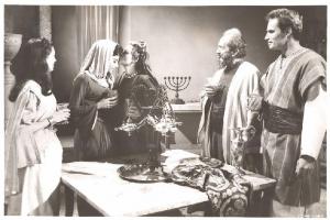 Scena del film "Ben Hur" - regia William Wyler - 1959 - attori Charlton Heston, Sam Jaffe e Haya Harareet