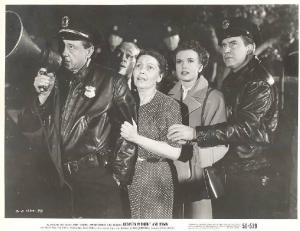 Scena del film "Tra mezzanotte e l'alba" - regia Gordon Douglas - 1950 - attori Edmond O'Brien e Gale Storm