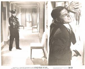 Scena del film "Tra mezzanotte e l'alba" - regia Gordon Douglas - 1950 - attori Edmond O'Brien e Donald Buka