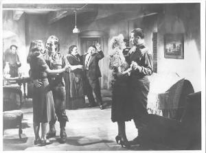 Scena del film "Una campana per Adano" - regia Henry King - 1945 - attori Gene Tierney e William Bendix