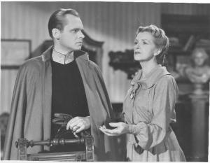 Scena del film "Felicità proibita" - regia Maurice Elvey - 1946 - attori Gladys Cooper e Albert Lieven