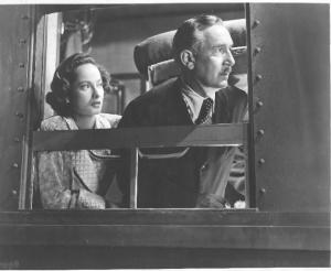 Scena del film "Il treno ferma a Berlino" - regia Maurice Elvey - 1948 - attori Merle Oberon e Paul Lukas