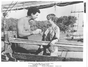 Scena del film "Tempeste sotto i mari" - regia Robert D. Webb - 1953 - attori Robert Wagner e Terry Moore