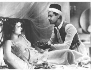 Scena del film "Una notte al Cairo" - regia Sam Wood - 1933 - attori Ramon Novarro e Myrna Loy