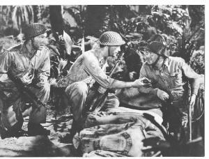 Scena del film "Bataan" - regia Tay Garnett - 1943 - attori Robert Taylor, Lloyd Nolan e Thomas Mitchell