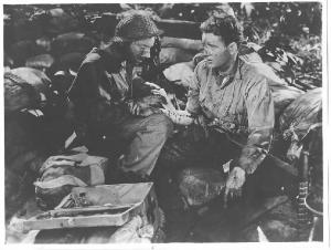Scena del film "Bataan" - regia Tay Garnett - 1943 - attori Lloyd Nolan e George Murphy