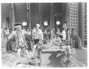Scena del film "Vogliamo la celebrità" - regia Renè Clair - 1938 - attori Marta Labarr e Maurice Chevalier