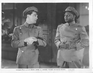 Scena del film "Il guanto verde" - regia Howard Bretherton - 1940 - attori Mantan Moreland e Frankie Darro