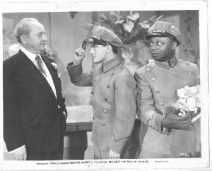 Scena del film "Il guanto verde" - regia Howard Bretherton - 1940 - attori Mantan Moreland, Frankie Darro e Milburn Stone