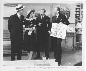 Scena del film "Un colpo di fortuna" - regia Preston Struges - 1940 - attori Dick Powell, Ellen Drew e William Demarest