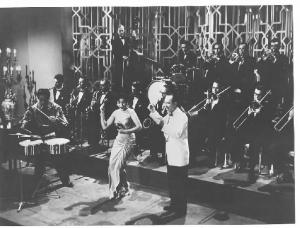 Scena del film "Cha-Cha-Cha Boom !" - regia Fred A. Sears - 1956 - attore Dámaso Pérez Prado