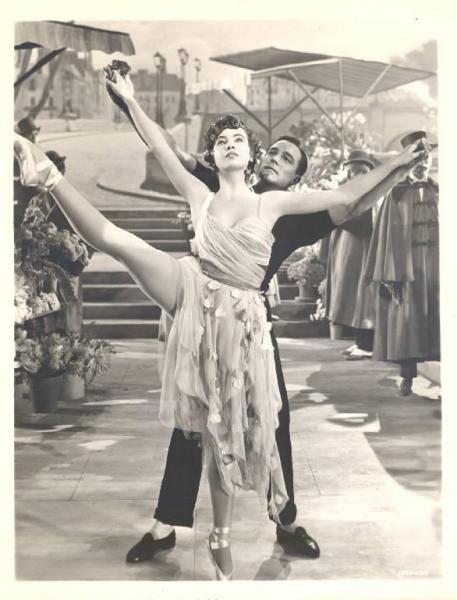Scena del film "Un Americano a Parigi" - regia Vincente Minelli - 1951 - attori Gene Kelly e Leslie Caron