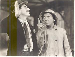 Scena del film "Tre pazzi a zonzo" - regia Edward Buzzell - 1939 - attori Groucho e Chico Marx