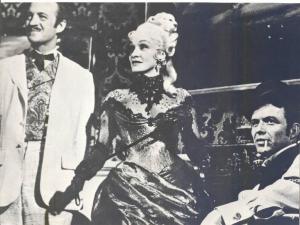Scena del film "Il giro del mondo in ottanta giorni" - regia Michael Anderson - 1956 - attori Marlene Dietrich, Frank Sinatra e David Niven