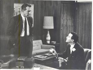 Scena del film "L'appartamento" - regia Billy Wilder - 1960 - attori Jack Lemmon e Fred Mac Murray