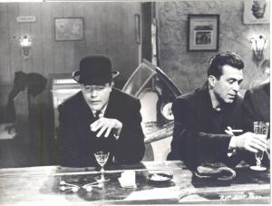 Scena del film "L'appartamento" - regia Billy Wilder - 1960 - attori Jack Lemmon e Fred Mac Murray