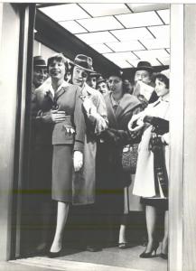Scena del film "L'appartamento" - regia Billy Wilder - 1960 - attori Jack Lemmon e Shirley MacLaine