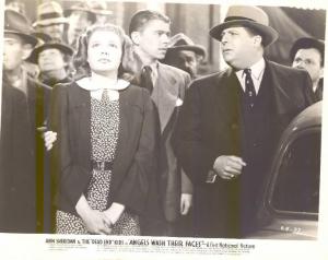 Scena del film "Angeli senza cielo" - regia Ray Enright - 1939 - attori Ann Sheridan e Ronald Reagan