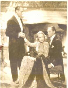 Scena del film "Angelo" - regia Ernst Lubitsch - 1937 - attori Melvyn Douglas, Marlene Dietrich e Herbert Marshall