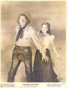 Scena del film "La terra dei senza legge" - regia Tim Whelan - 1946 - attori Randolph Scott e Ann Richards