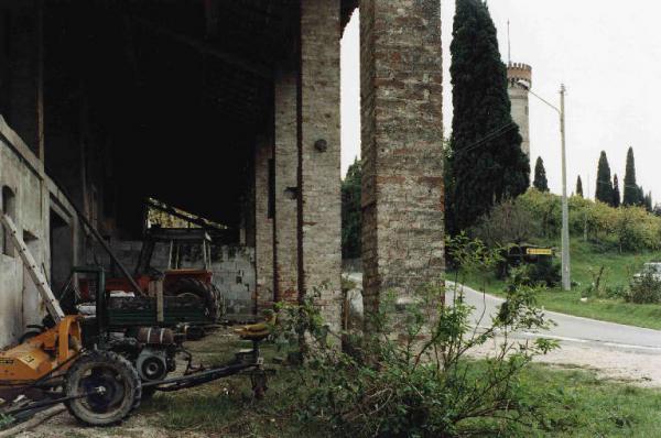 Casa contadina - porticato - trattore