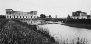 Impianto idrovoro Travata - facciata dello stabilimento - canale antistante