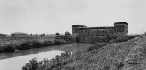 Impianto idrovoro Travata - facciata posteriore dello stabilimento - canale retrostante