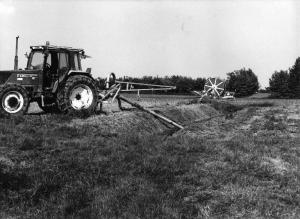 Campo seminato - trattore - tubazione con bobina di avvolgimento