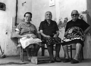 Ritratto di tre anziane sedute