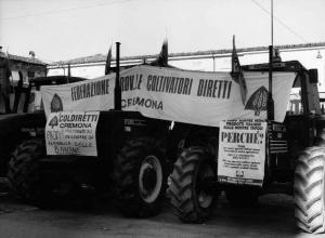 Manifestazione di protesta - trattori con striscioni