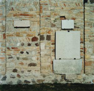 Pieve di Cavriana - mura - lastre in marmo con iscrizioni
