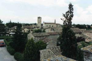 Castellaro Lagusello - case in pietra - campanile