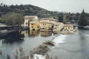 Fiume Mincio - dislivello - case sul fiume