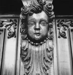 Caravaggio - santuario - sacrestia - testa di angelo intagliata nel legno segnata dalle tarme