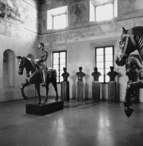 Sabbioneta - interno di palazzo Ducale - statue equestri e busti - affreschi