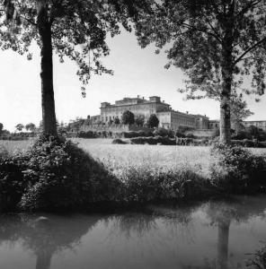 Villa Cavazzi - prato antistante - corso d'acqua