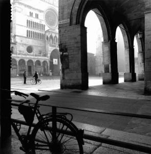 Cremona - edifici del centro storico - portici - bicicletta