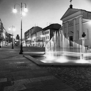 Suzzara - piazza del centro - fontana - chiesa - lampioni
