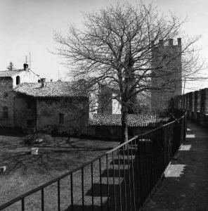 Castellaro Lagusello - castello - interno delle mura - camminamento