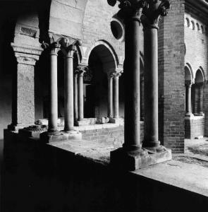 Abbazia di Chiaravalle - chiostro - colonne binate