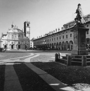 Vigevano - piazza Ducale - portici - chiesa - statua
