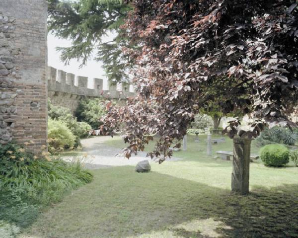 Castellaro Lagusello - castello - giardino interno