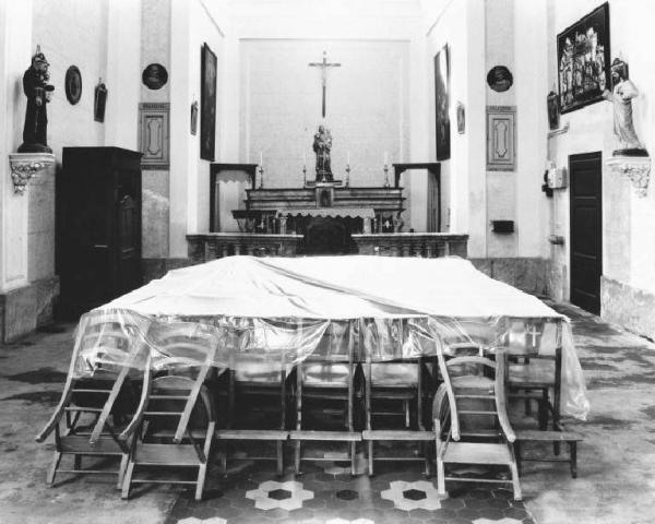 Interno di chiesa - sedie e tavolo sotto cellophane - altare